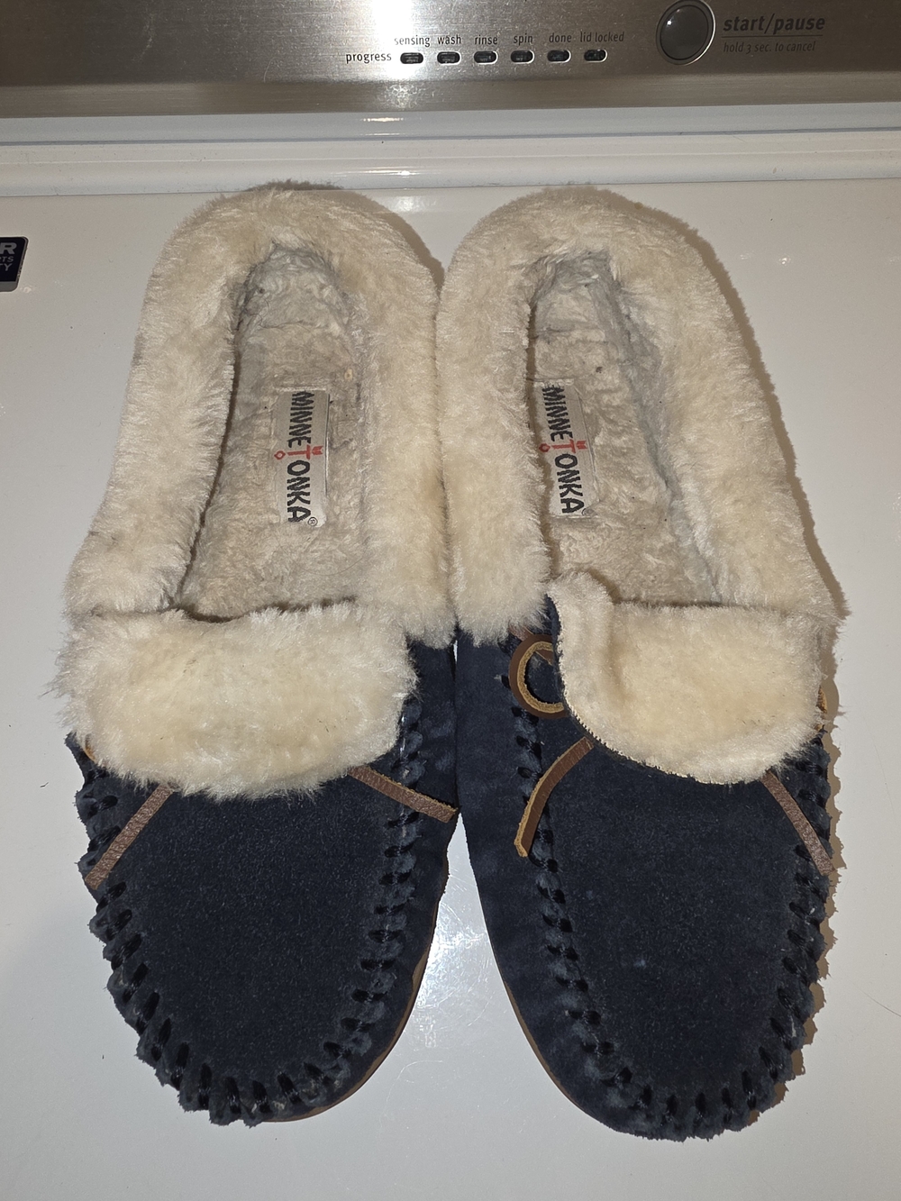 Minnetonka Navy Suede Moccasin Slippers with Cream Faux Fur